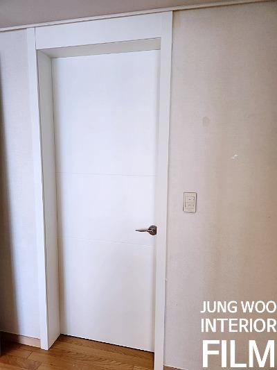 하부 패널까지 매끄럽게 연결된 도어와 프레임