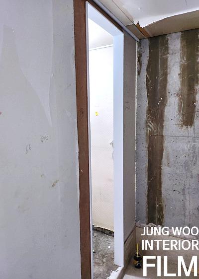 벽면 얼룩과 문틀 설치 상태 확인