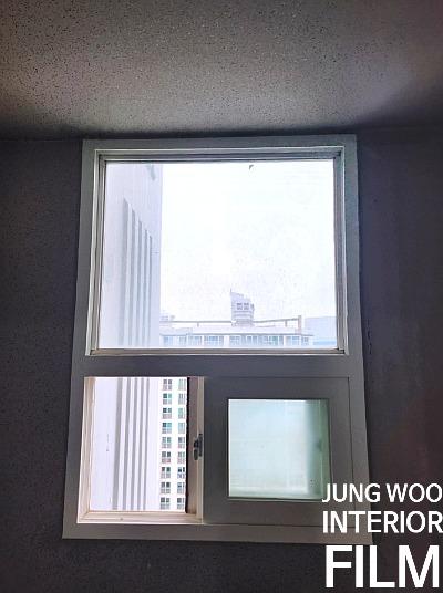 창문 프레임에 필름을 입히는 과정