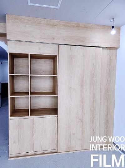 격자형 수납공간과 슬라이딩 문이 설치된 목재 가구