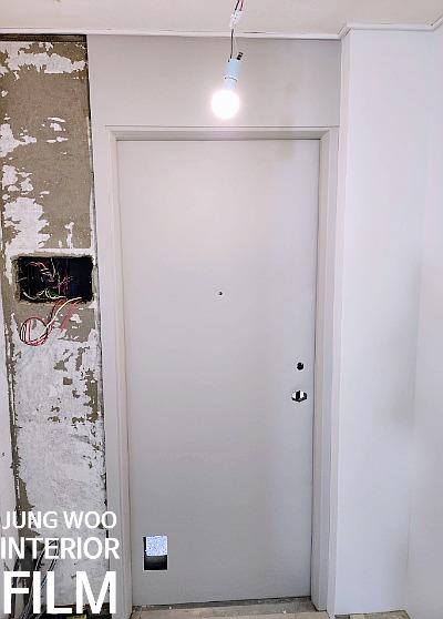힌지가 노출된 여닫이 도어와 프레임 상부의 시공 과정