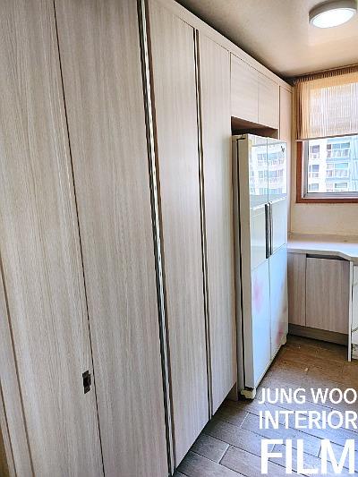 수납장 하단과 바닥재가 만나는 지점의 시공