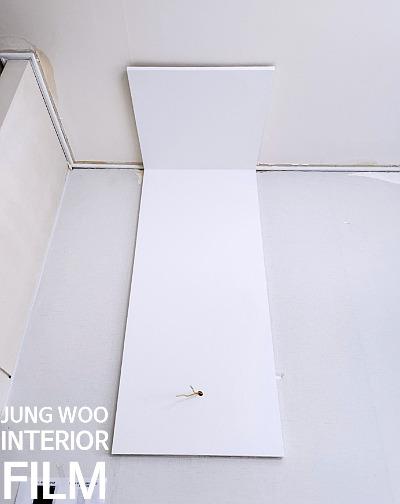 흰색 판넬이 세워진 실내 마감 공간