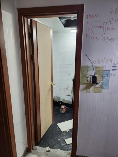벽면에 도면 표시가 된 실내 진입로