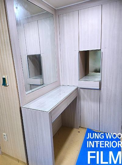 거울 수납장과 화장대가 있는 드레스룸의 작업 모습