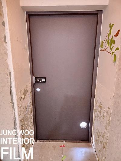 벽면 흠집이 보이는 현관 입구