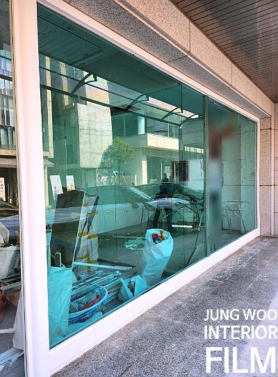천과 병, 수공구가 놓인 시공 현장