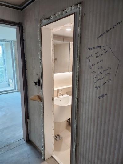 세면대와 거울이 보이는 욕실 내부 장면