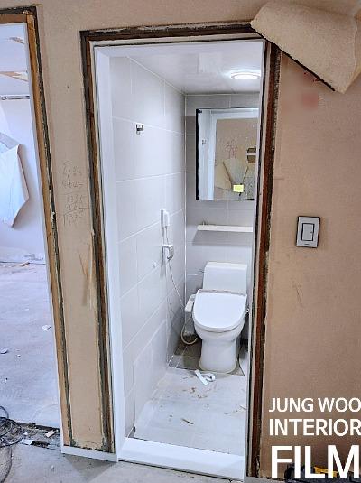 방화문과 문틀의 색을 하나로 맞춘 필름 시공 | 강서구 미주 진로A 사진