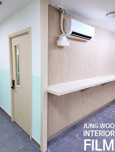 나무 패널 톤으로 정돈된 완성 후 복도