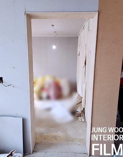 흰색 도어와 조명이 설치된 복도 전경