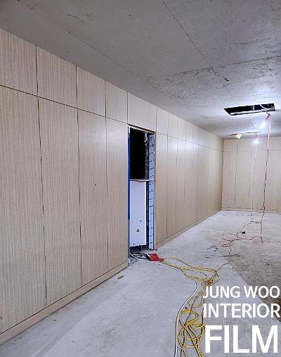 전선과 조명이 설치 중인 복도 구간