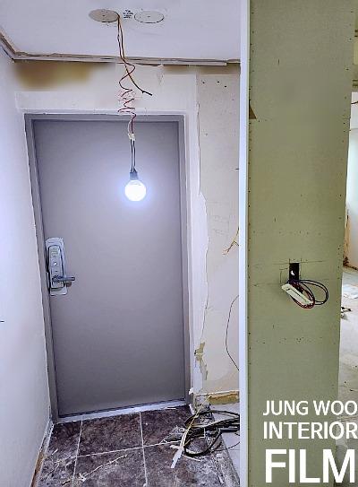 전선이 노출된 현관 입구의 시공 전 상태