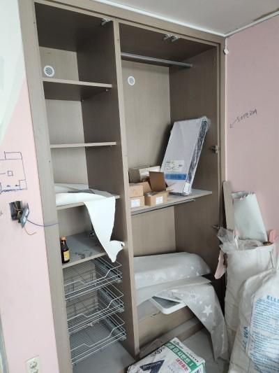 선반과 옷걸이봉이 있는 수납장 시공 모습
