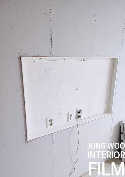 전기 소켓과 스위치가 설치된 흰색 프레임 구조물