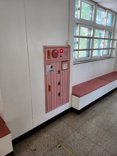 분홍색 줄무늬 문과 붉은색 벤치가 있는 복도