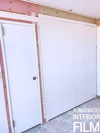 수납장 표면을 정리하는 과정