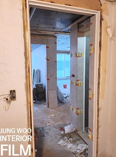 배관이 노출된 벽면과 고정핀이 붙은 문짝