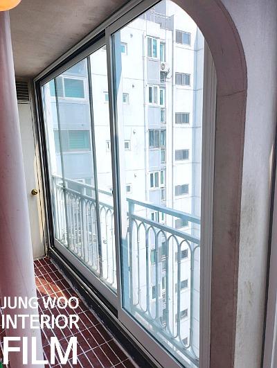 슬라이딩 창호와 흰색 난간이 보이는 발코니