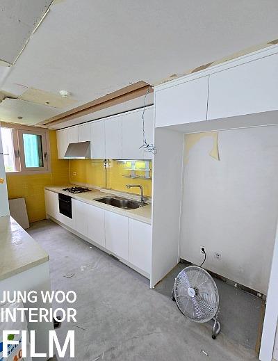 주방 수납장 하부와 싱크볼 주변의 작업 모습