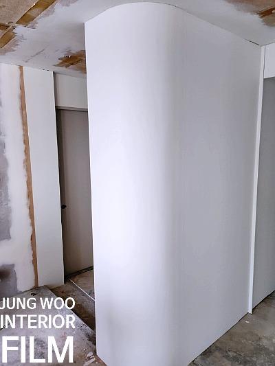 흰색 마감재가 부분 적용된 실내
