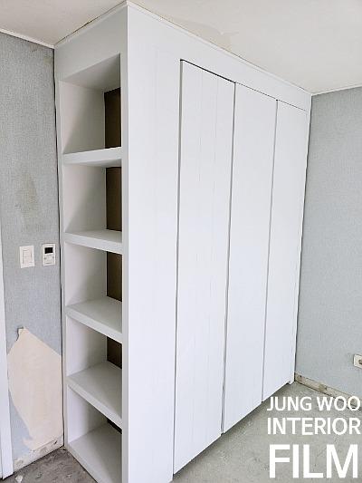수납장 내부 선반과 도어 패널의 모습