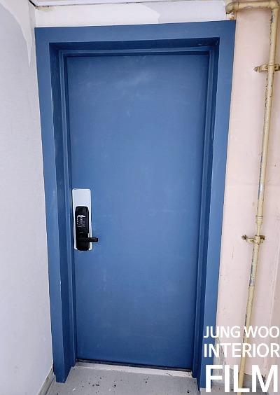 파란 보호 테두리가 보이는 도어 프레임 작업