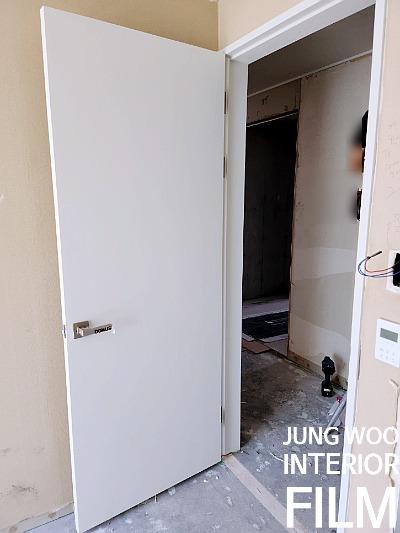 도어 프레임 상부의 밀착 시공 과정