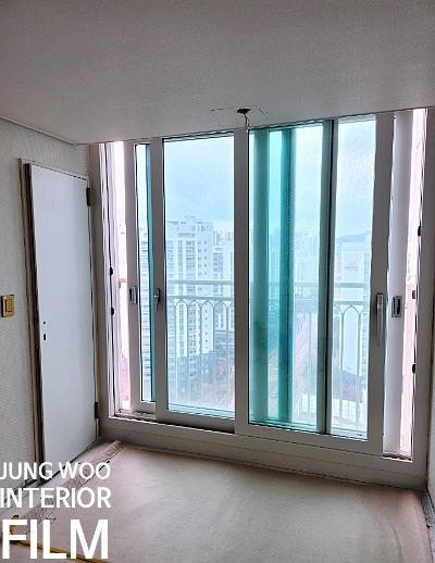 샷시 상단 필름 부착 모습