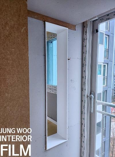 베이스보드와 유리문이 인접한 벽면