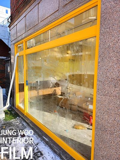창호 프레임에 필름을 밀착시키는 시공 과정