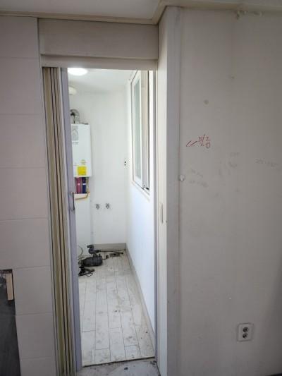 복도 도어와 벽면의 접합부 시공 장면