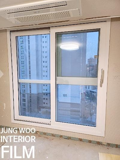 흰색 프레임의 슬라이딩 창호 설치 모습