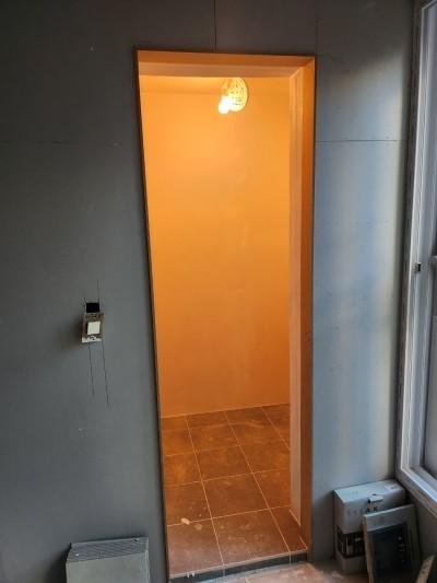 오렌지색 벽면과 창문 근접 문 프레임