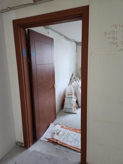 포장재가 깔린 현관 공간의 작업 모습