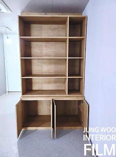 나무 질감의 가구들을 필름으로 덮어 정돈한 상가 인테리어 | 수원 권선구 라퍼스트 사진