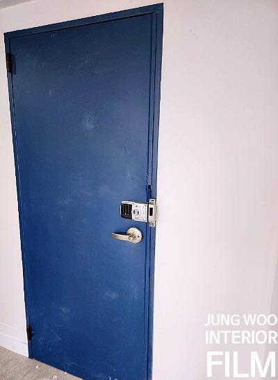 힌지 주변의 밀착 상태를 확인하는 도어 근접 컷