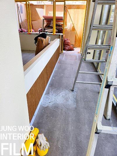 바닥에 놓인 시공용 수공구와 소형 도구