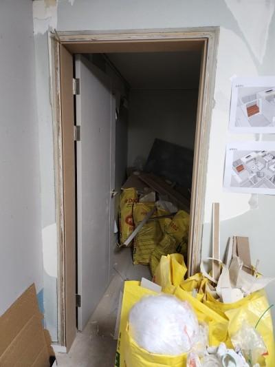 설계도면과 자재가 놓인 문틀 작업 공간