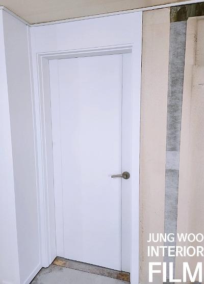도어 프레임 상부의 필름 작업 구간