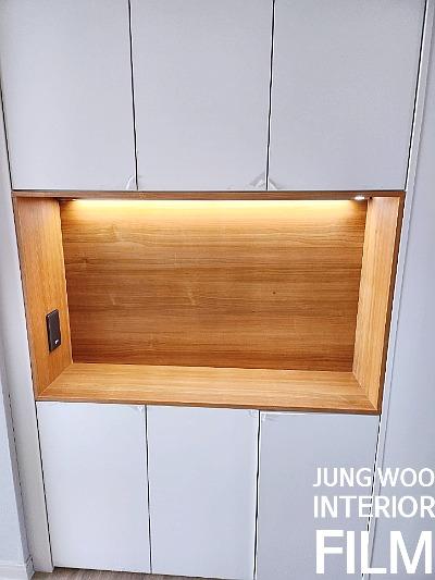 화이트 필름으로 마감된 싱크대 상하부장