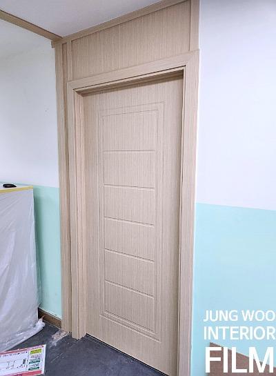 필름 부착 전 도어와 프레임의 면 정리