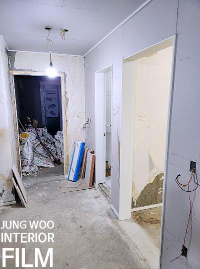 전선이 노출된 복도 벽면과 철거물이 놓인 상태