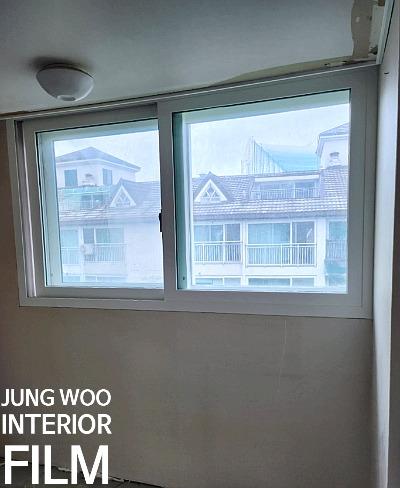베이지색 벽면과 회색 창호 프레임의 근접 샷