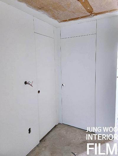 천장 보드 내부 구조가 보이는 벽면