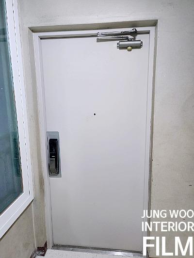 여닫이 도어 상부와 힌지 부분의 필름 작업 모습