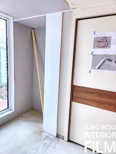 벽면 보강재와 도면이 보이는 시공 전 내부