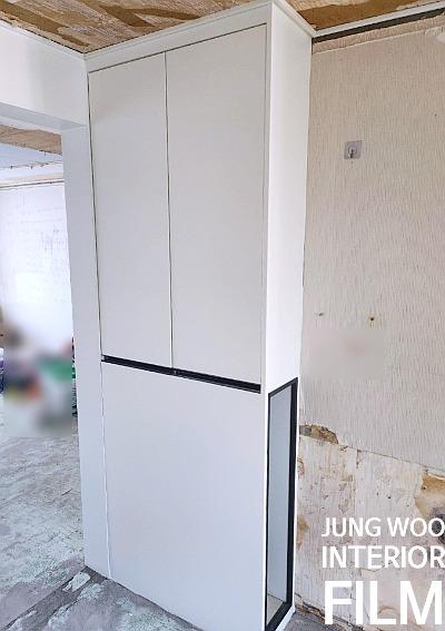 도배 전 벽면과 보드 천장이 보이는 수납장 설치 모습