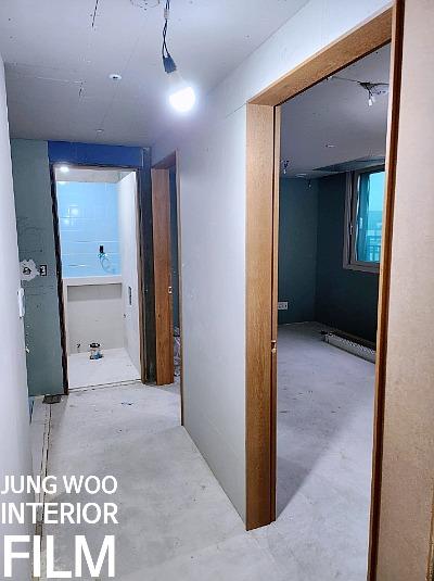 흰색과 녹색 벽면이 교차하는 복도 공간
