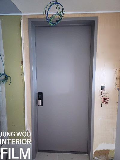 시공 전 현관 방화문과 노출된 전기 배선